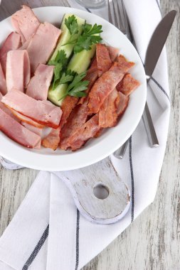 gemide tabağa gemide peçeteye pencere tabloda pastırma