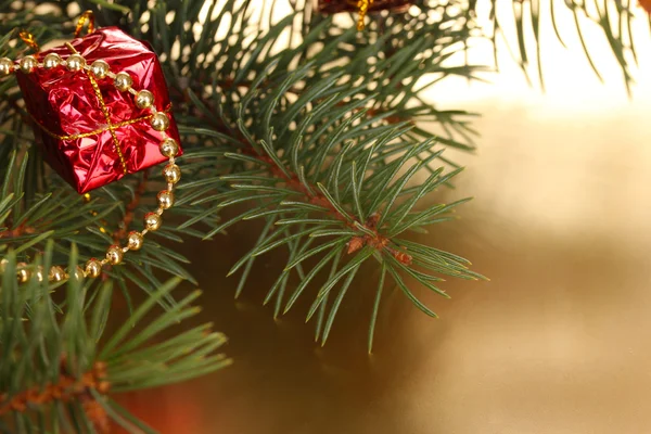 Güzel hediye tablo ile Noel ağacı — Stok fotoğraf