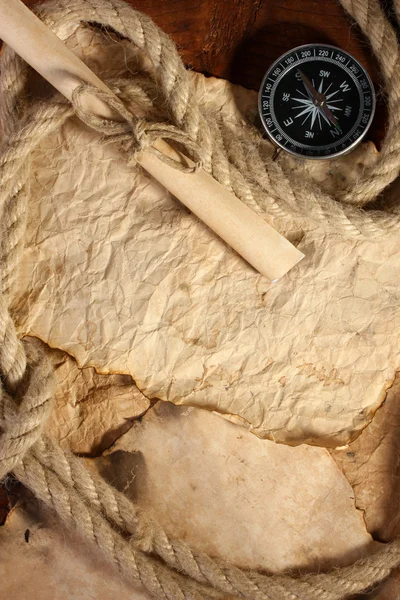 Papel viejo, brújula y cuerda sobre una mesa de madera —  Fotos de Stock