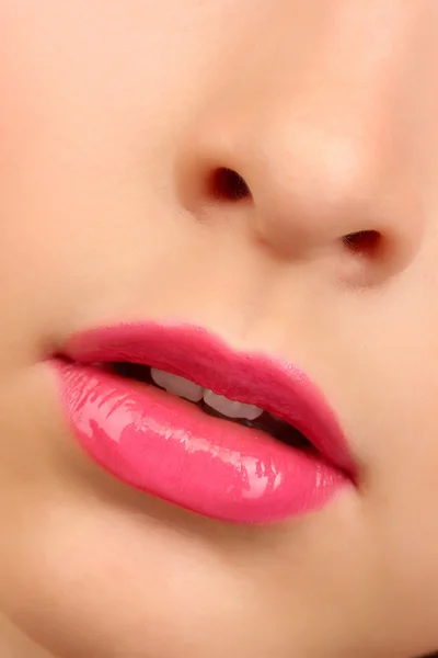美しい魅力のピンクの光沢の唇のメイクアップ — ストック写真
