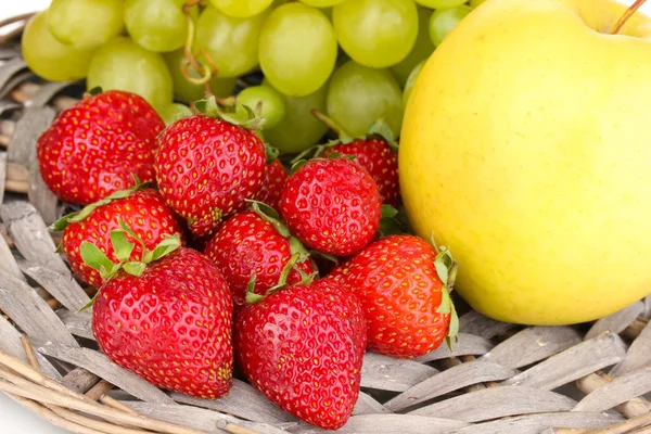 Reife süße Früchte und Beeren auf Weidenmatte in Nahaufnahme — Stockfoto