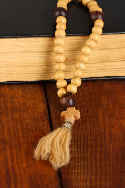 O rosário de madeira contas e bíblia sagrada close-up — Fotografia de Stock