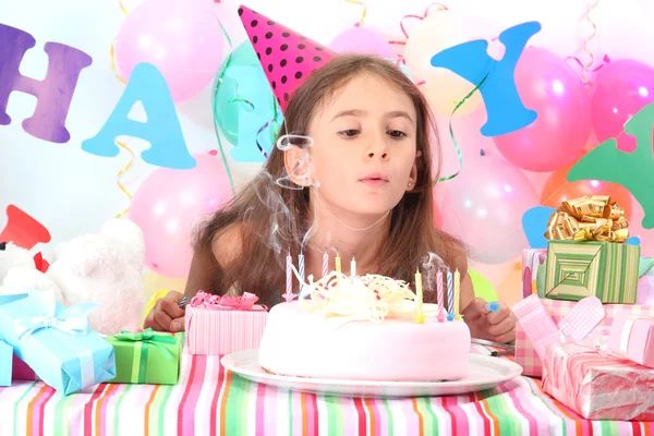 Pequena menina bonita comemorar seu aniversário — Fotografia de Stock