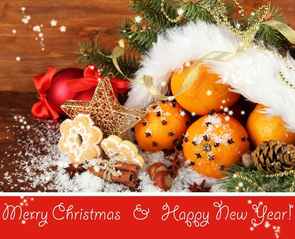 Portakal ve santa claus şapka köknar ağacı Noel kompozisyonu — Stok fotoğraf
