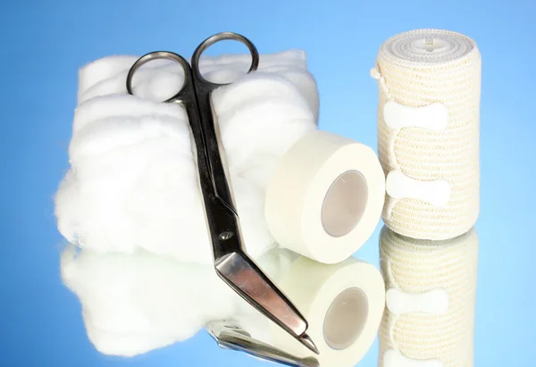 Första hjälpen kit för bandage på blå bakgrund — Stockfoto