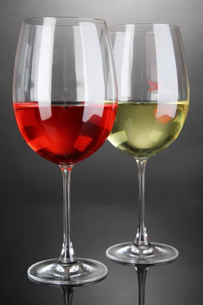 Red and white wine in glasses on grey background — Stock Photo, Image