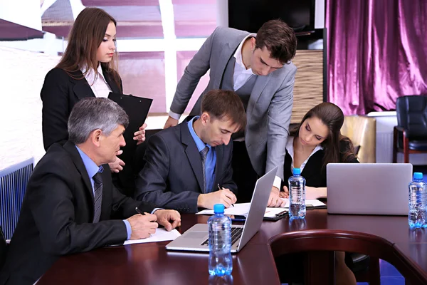 Geschäftsleute arbeiten im Konferenzraum — Stockfoto