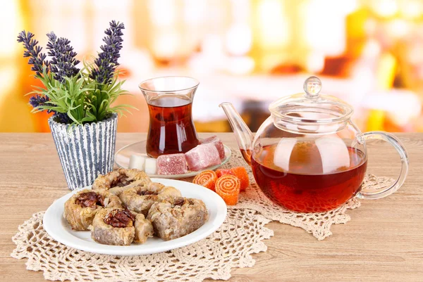 Zoete baklava op bord met thee op tafel in de kamer — Stockfoto