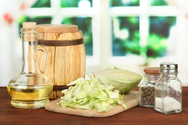 Groene kool, olie, specerijen op snijplank, op een heldere achtergrond — Stockfoto