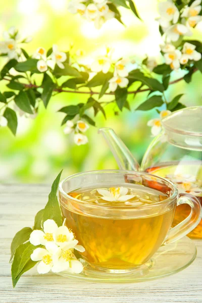 喝杯茶用茉莉花，木桌上，在明亮的背景上 — 图库照片