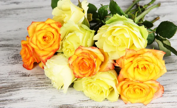 Schöner Rosenstrauß auf dem Tisch in Nahaufnahme — Stockfoto
