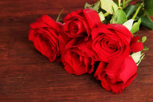 Beau bouquet de roses sur table close-up — Photo