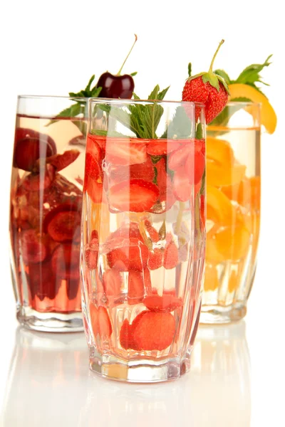 Vasos de bebidas de frutas con cubitos de hielo aislados en blanco —  Fotos de Stock