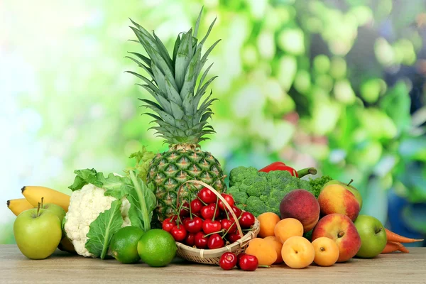 Surtido de frutas y verduras frescas sobre fondo natural —  Fotos de Stock