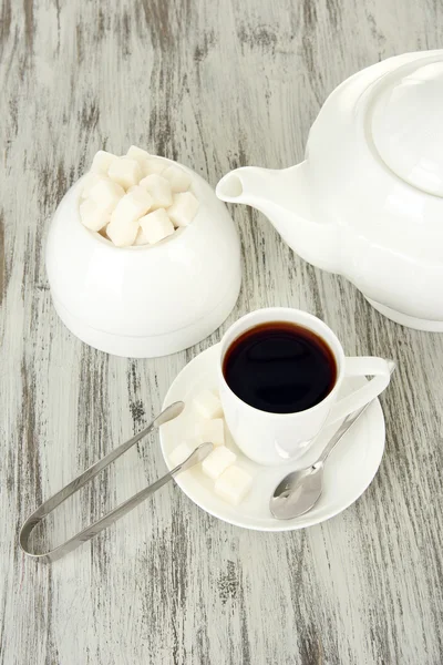 Taza de café, tetera y azucarero sobre fondo de madera de color — Foto de Stock