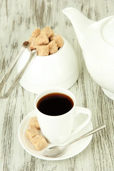 Taza de café, tetera y azucarero sobre fondo de madera de color — Foto de Stock