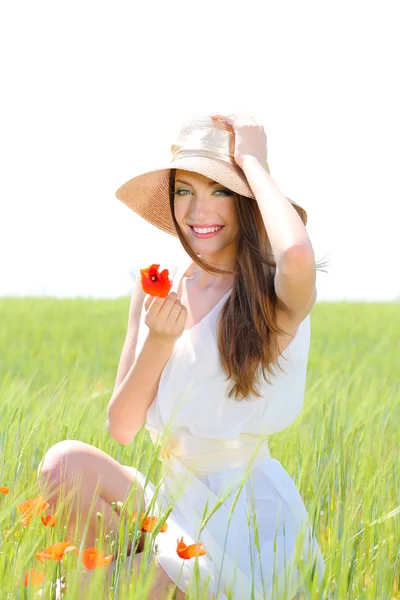 Retrato de una hermosa joven con amapolas en el campo —  Fotos de Stock