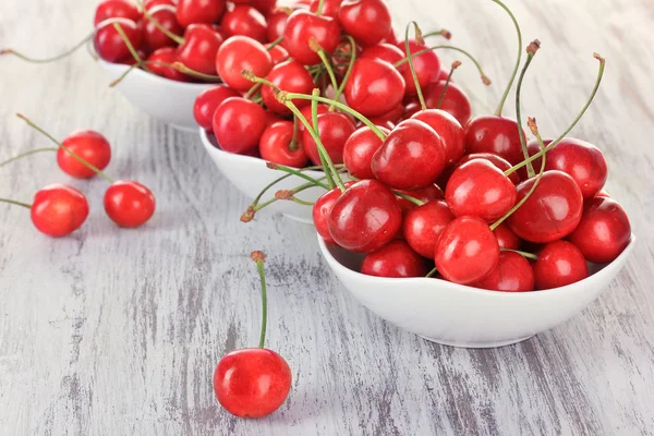 Kirschbeeren in Schale auf Holztisch aus nächster Nähe — Stockfoto