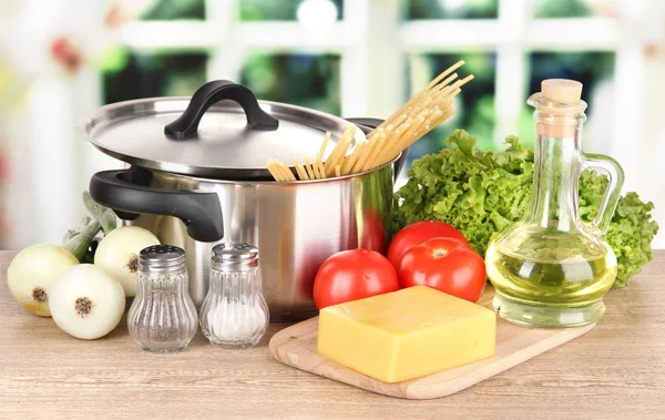 Ingredients for cooking pasta on table in kitchen — Stock Photo, Image
