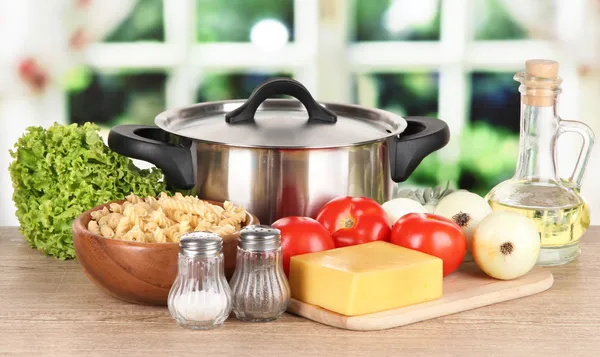 Ingredientes para cozinhar macarrão na mesa na cozinha — Fotografia de Stock