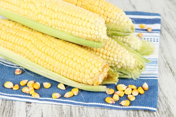 Légumes de maïs frais sur table en bois — Photo