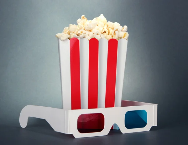 Popcorn a 3d brýle na šedém pozadí — Stock fotografie