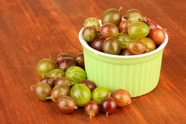 Fresh gooseberries in bowl on table close-up — Stock Photo, Image