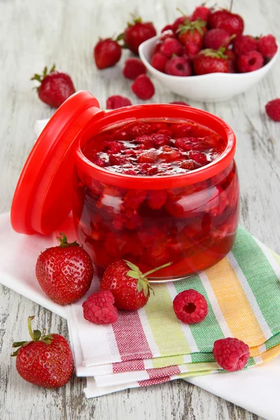 Domácí bobule marmeládou na dřevěný stůl — Stock fotografie