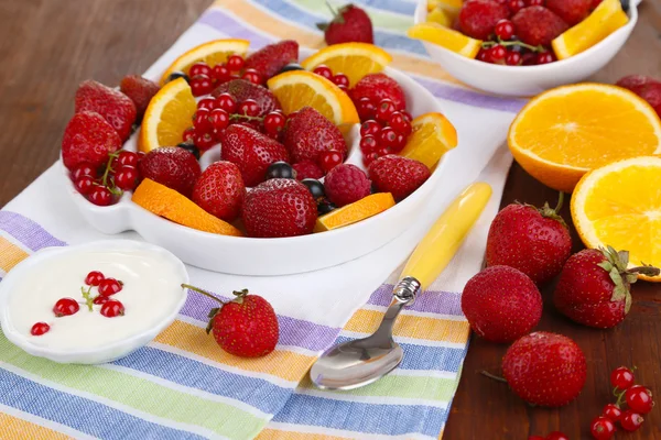 Ensalada de frutas útil en plato sobre mesa de madera de cerca — Foto de Stock
