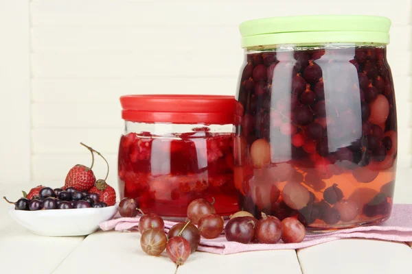 Marmellata di bacche fatta in casa su tavolo di legno — Foto Stock