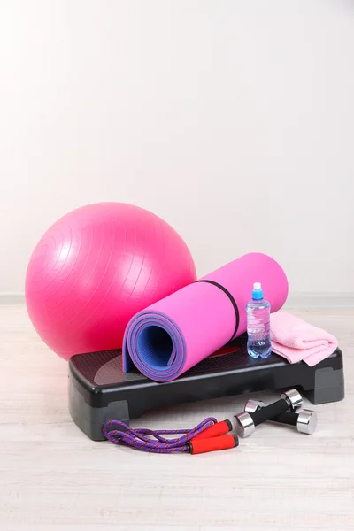 Verschillende hulpmiddelen voor fitness op kamer — Stockfoto