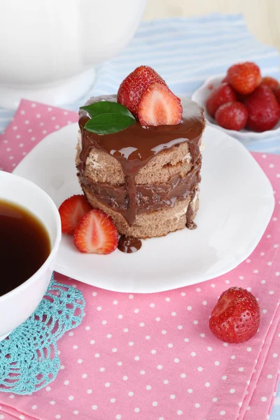 Chocolate cake with strawberry on table close-up — Stock Photo, Image