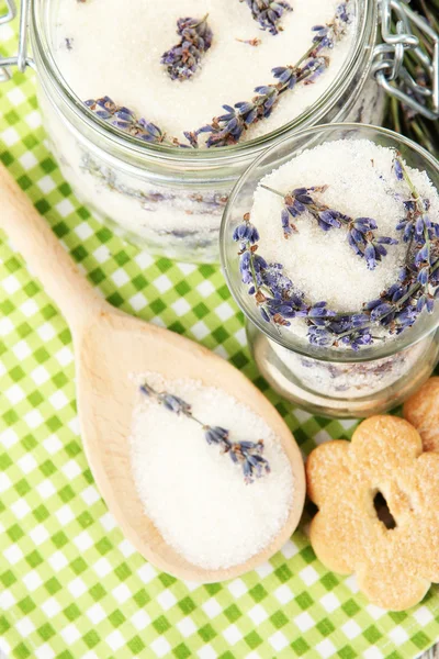 Tarro de azúcar de lavanda y flores de lavanda fresca sobre fondo de madera —  Fotos de Stock