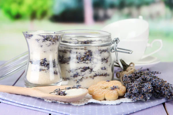Pot van lavendel suiker en verse lavendel op lichte achtergrond — Stockfoto