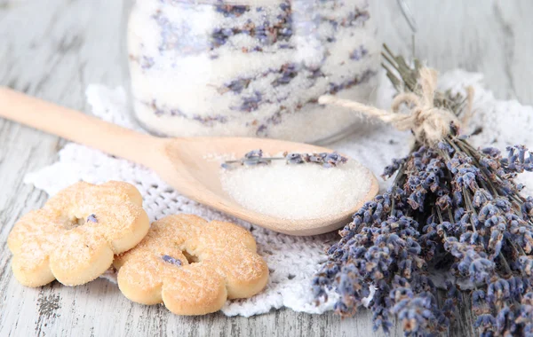 Pot van lavendel suiker en verse lavendel op houten achtergrond — Stockfoto