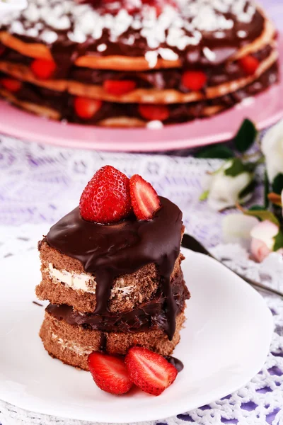 Gâteau au chocolat avec fraise sur table en bois close-up — Photo