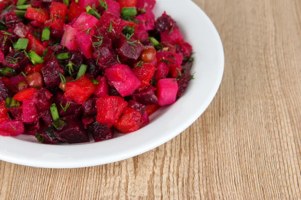 Rübensalat im Teller auf dem Tisch in Großaufnahme — Stockfoto