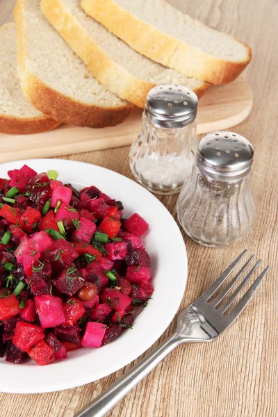 Ensalada de remolacha en plato en primer plano de la mesa — Foto de Stock