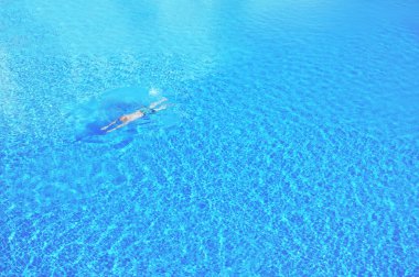 Yüzme havuzunda rahatlatıcı