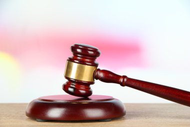 Yargıçlar tokmak üzerinde açık renkli ahşap tablo