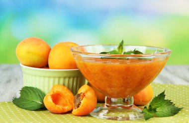 cam ve parlak zemin üzerine ahşap masa üzerinde taze kayısı kayısı