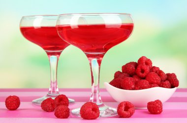 pembe ahşap masa üzerinde taze çilek ile jöle