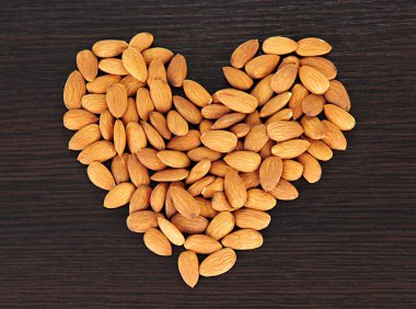 Koyu ahşap zemin üzerine badem