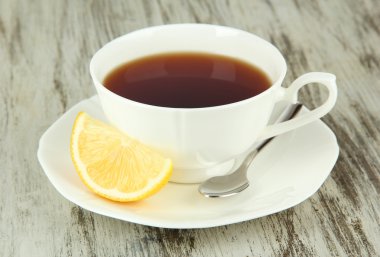 Tablo yakın çekim üzerinde limon ile çay