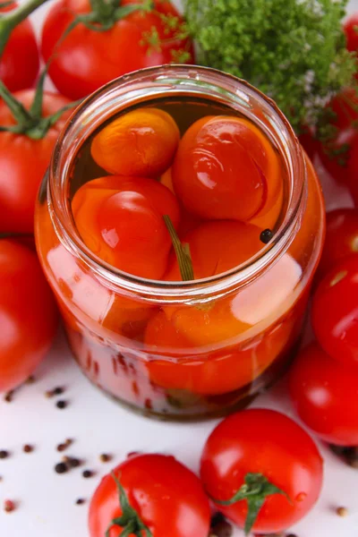 Otevřené sklenice chutné konzervy rajčat, zblízka — Stock fotografie