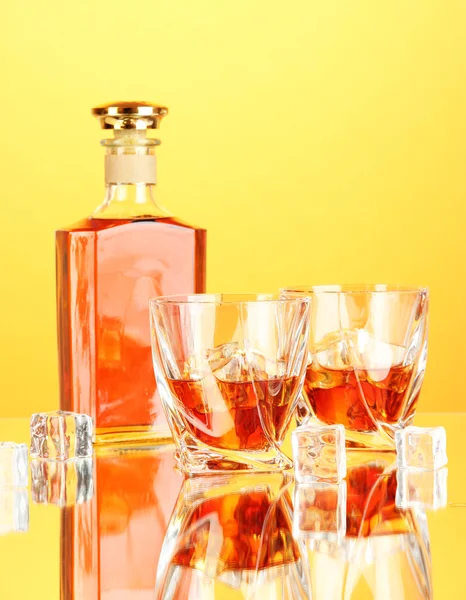 Bouteille et deux verres de whisky écossais, sur fond de couleur — Photo