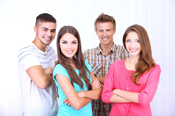 Grupo de jóvenes felices y hermosos en la habitación — Foto de Stock