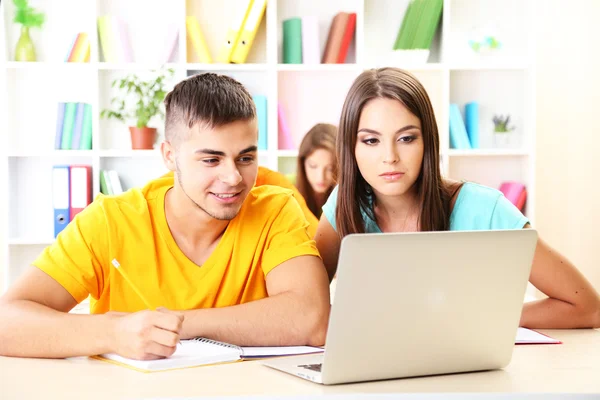 Gruppe junger Studenten sitzt in der Bibliothek — Stockfoto