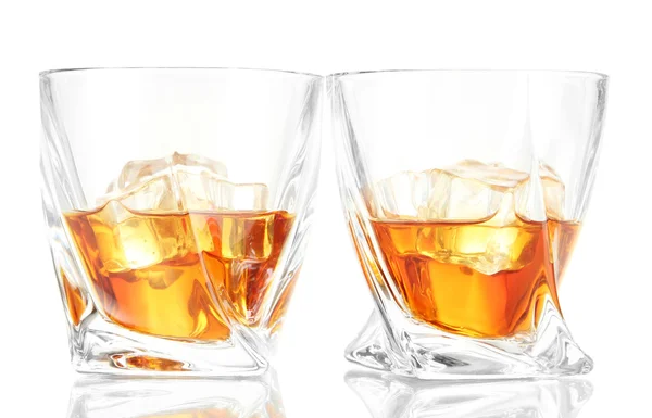 Iki bardak scotch viski, beyaz izole — Stok fotoğraf