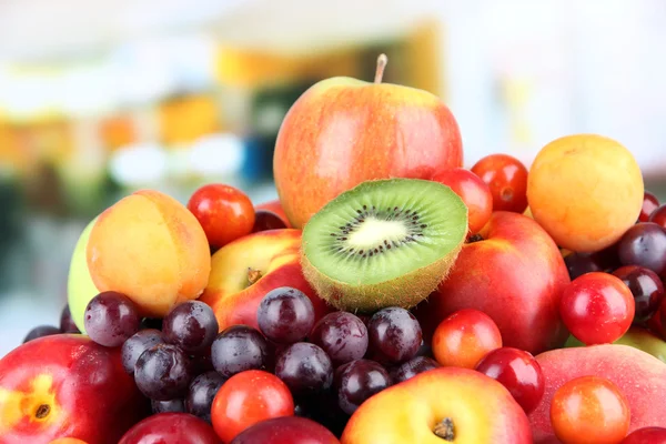 Sortimento de frutas suculentas em fundo brilhante — Fotografia de Stock